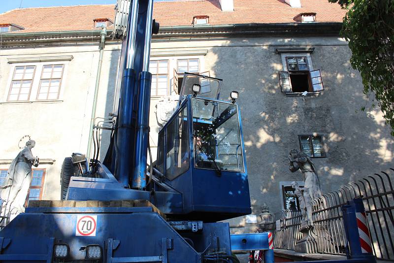 Dvouletá medvíďata se po příjezdu z olomoucké zoo zabydlují na krumlovském zámku.