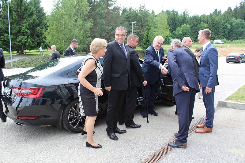 Prezident Miloš Zeman v pondělí odpoledne navštívil kaplickou strojírenskou společnost Engel.