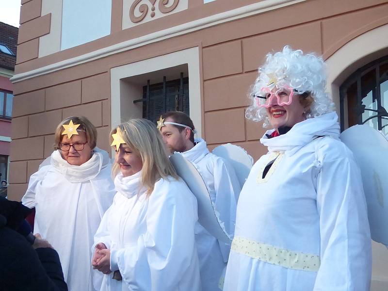 Adventní charitativní trh ve Velešíně, průvod andělů a rozsvícení vánočního stromu.