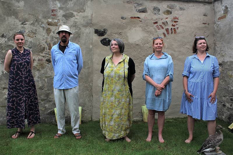 Zahájení výstavy žáků výtvarného oboru ZUŠ Český Krumlov. Učitelé výtvarky nejsou žádní suchaři, a tak pro návštěvníky připravili překvapení pro obveselení.