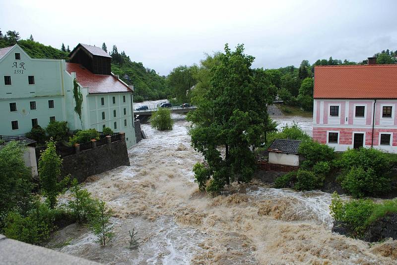 Povodně v Českém Krumlově v roce 2013. Ze břehů se vylila Polečnice, zahrozila i Vltava v centru. Pod vodou skončily hospodské zahrádky i auta.