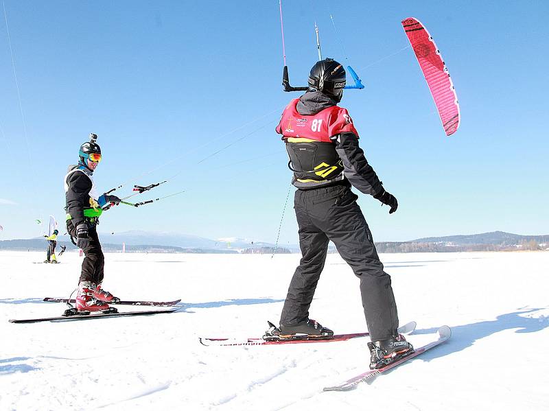 Mistrovství České republiky ve snowkitingu opanovalo ledovou plochu v Černé v Pošumaví.