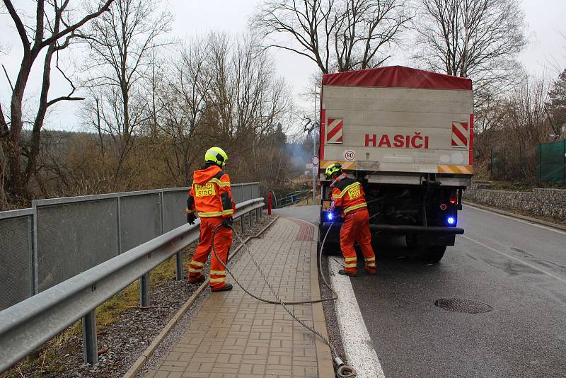 Drážní hasiči likvidují škody na Těchorazu ve Vyšším Brodě na trati z Rybníka do Lipna nad Vltavou.