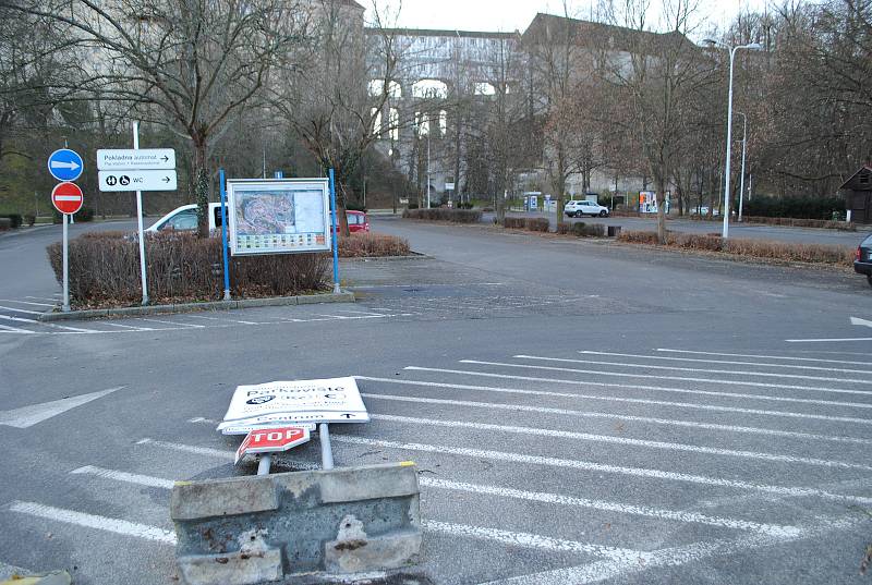 Na parkovišti P1 v Českém Krumlově vítr povalil dopravní značku.