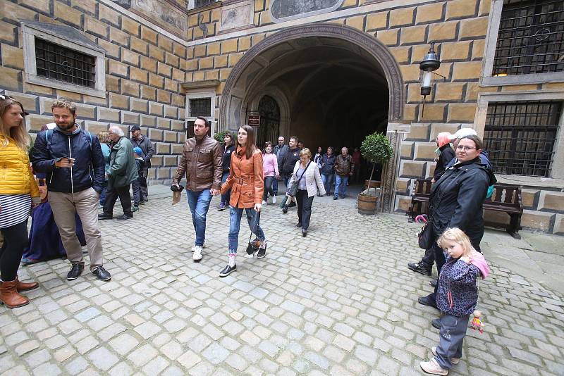 Český Krumlov se probouzí k životu. V sobotu ve dvě hodiny odpolende vyšel historický průvod z pátého zámeckého nádvoří. Zahájil tak kvůli Covidu-19 letos opožděnou sezónu.