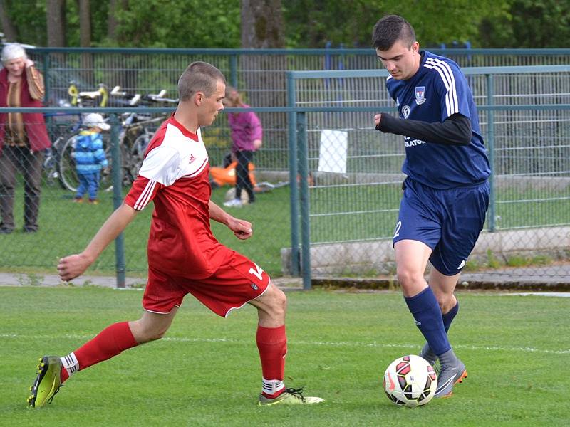 Okresní přebor muži - 16. kolo: FK Dolní Dvořiště (modré dresy) - Sokol Křemže 3:0 (1:0).