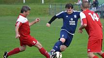 Okresní přebor muži - 16. kolo: FK Dolní Dvořiště (modré dresy) - Sokol Křemže 3:0 (1:0).