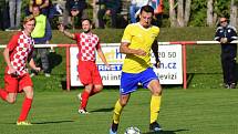 Fotbalisté Velešína (v červeném) prohráli v souboji týmů ze suterénu I. A třídy doma s Vimperkem 0:4.