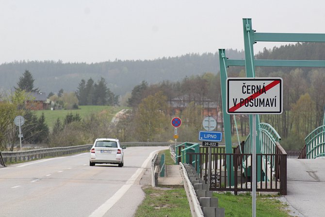 Most v hrázi mezi velkým a malým Lipnem v Černé v Pošumaví čeká oprava.