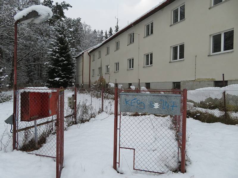 Kdysi vyhlášené plicní sanatorium na Českokrumlovsku nyní už více jak 15 let chátrá.