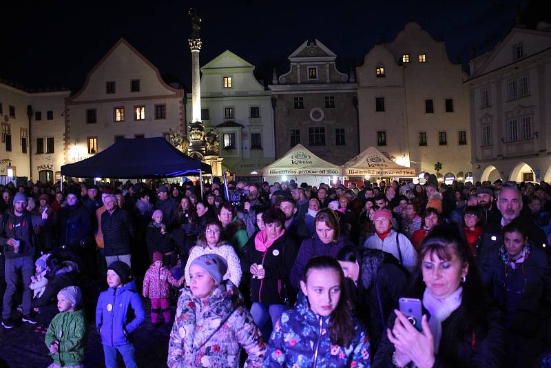 Občané Českého Krumlova na náměstí Svornosti oslavili 30 let po sametu, společně s kapelou Chlapi v sobě.