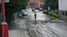 Silnice u střední zdravotní školy po přírodní katastrofě.