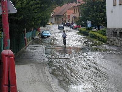 Silnice u střední zdravotní školy po přírodní katastrofě.
