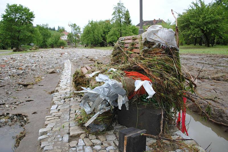 Povodně v Českém Krumlově v roce 2013. Ze břehů se vylila Polečnice, zahrozila i Vltava v centru. Pod vodou skončily hospodské zahrádky i auta.