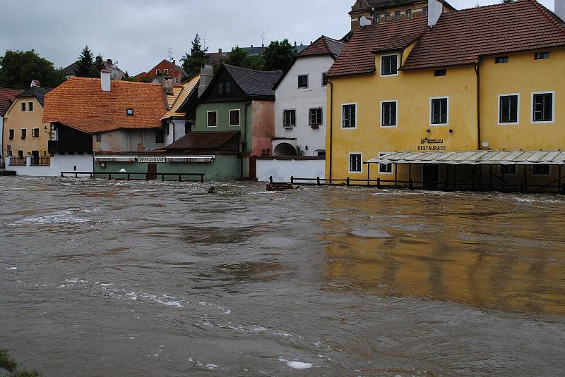 Povodně v Českém Krumlově v roce 2013. Ze břehů se vylila Polečnice, zahrozila i Vltava v centru. Pod vodou skončily hospodské zahrádky i auta.