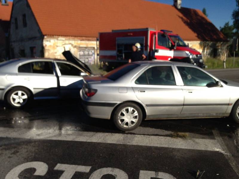 Škoda Octavia se vzňala na křižovatce na Holkově.