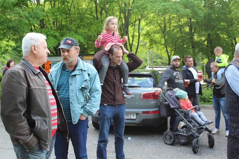 Sedmačtyřicátý ročník Rallye Český Krumlov byl v pátek odpoledne zahájen v Jelence.