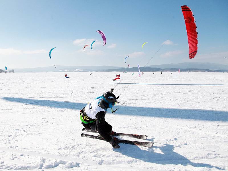 Mistrovství České republiky ve snowkitingu opanovalo ledovou plochu v Černé v Pošumaví.