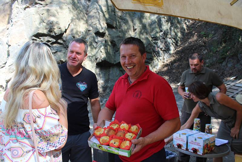 Jiří Augustin, provozovatel občerstvení Pod Barevnou skálou (vpředu).