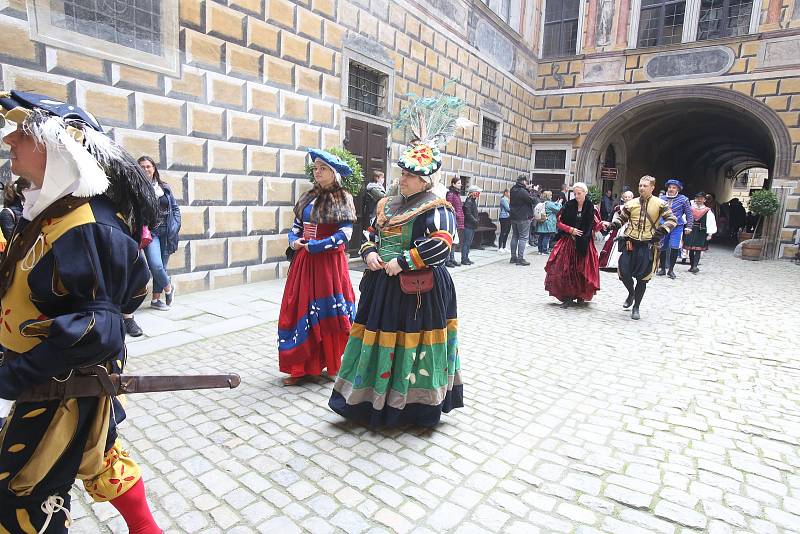 Český Krumlov se probouzí k životu. V sobotu ve dvě hodiny odpolende vyšel historický průvod z pátého zámeckého nádvoří. Zahájil tak kvůli Covidu-19 letos opožděnou sezónu.