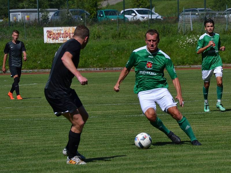 Fotbalová příprava: FK Slavoj Český Krumlov (zelené dresy) - TJ Olešník 1:2 (0:1).
