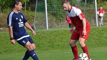 Okresní přebor muži - 16. kolo: FK Dolní Dvořiště (modré dresy) - Sokol Křemže 3:0 (1:0).