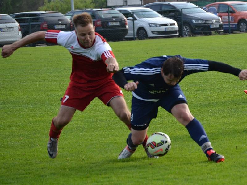 Okresní přebor muži - 16. kolo: FK Dolní Dvořiště (modré dresy) - Sokol Křemže 3:0 (1:0).