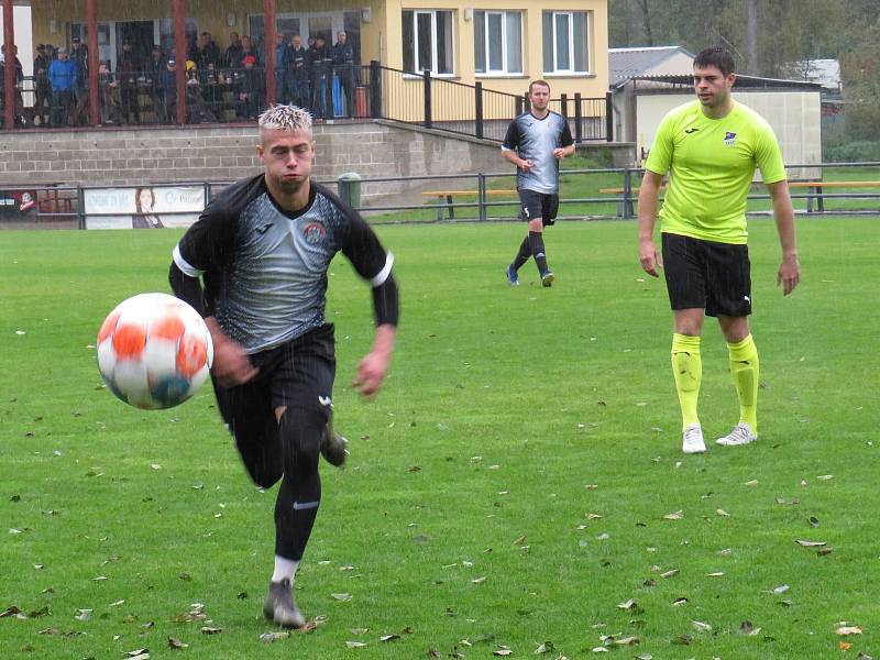 Fotbalisté kaplického béčka (v černém) doma prohráli s Ledenicemi 3:6.