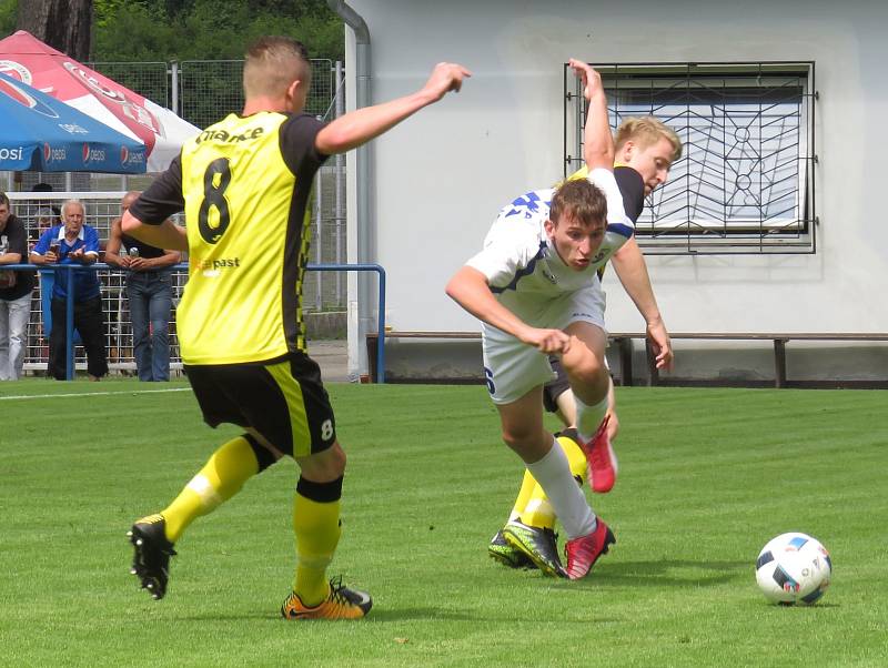 Oblastní I.B třída - 26. kolo: Vltavan Loučovice (bílé dresy) - Spartak Kaplice 1:3 (1:2).