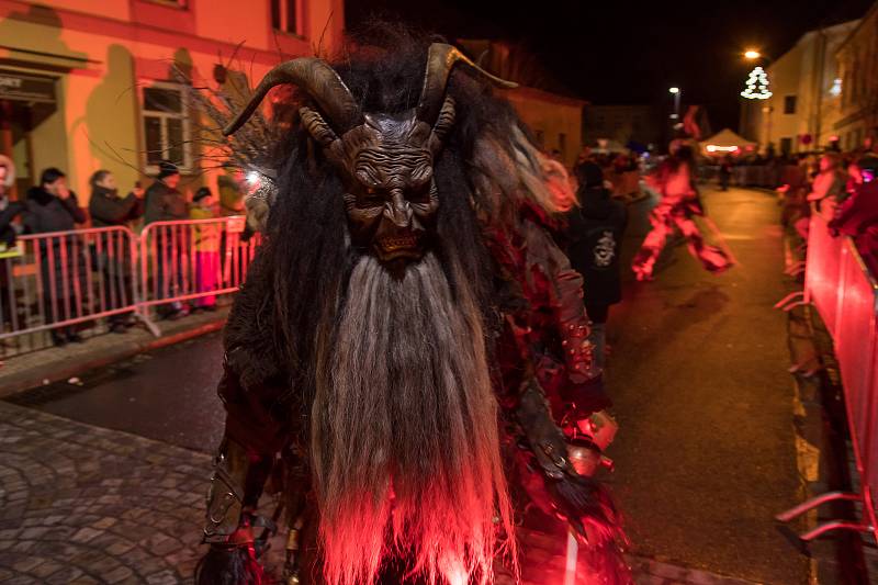 Diváci se během Krampus show v Kaplici náramně bavili.