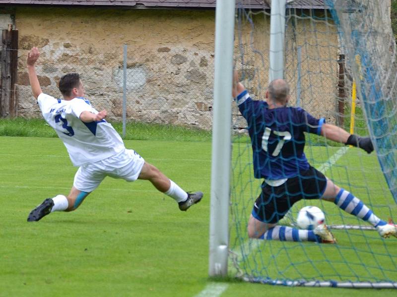 I.B třída - 2. kolo (1. hrané): Vltavan Loučovice (bílé dresy) - FC Šumava Frymburk 4:2 (0:1).