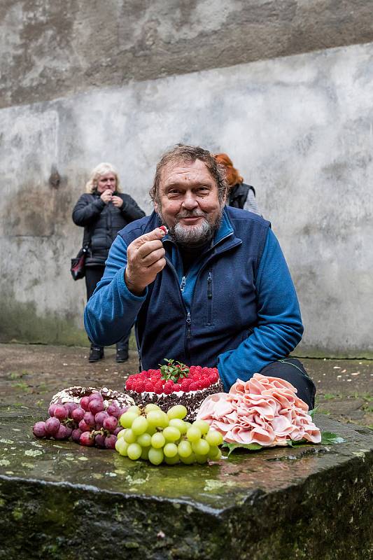 Na obyvatele medvědího příkopu nemohli o Štědrém dni zapomenout obyvatelé Českého Krumlova a okolí.