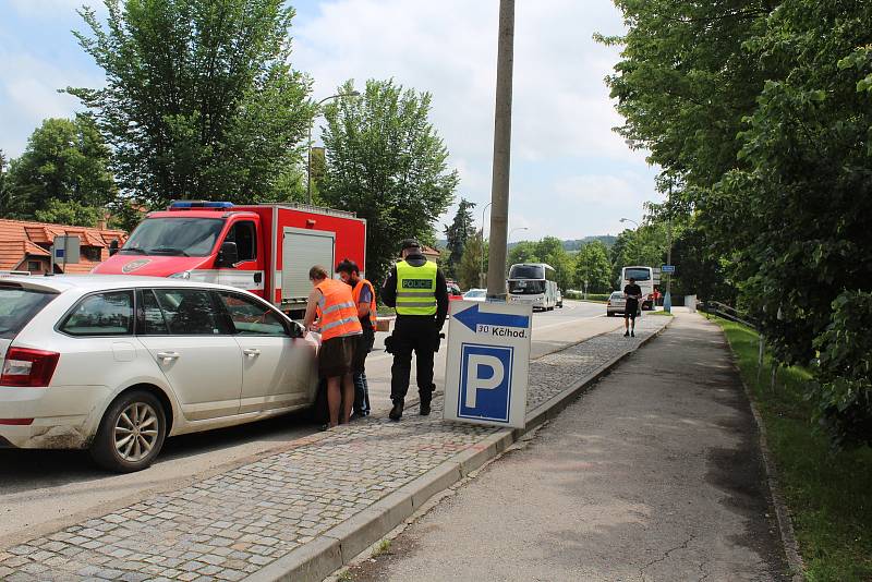 Fabia HZS JčK nehodu na Chvalšinské odnesla nejvíc, z místa ji muselo odvézt auto z hydraulickou rukou.