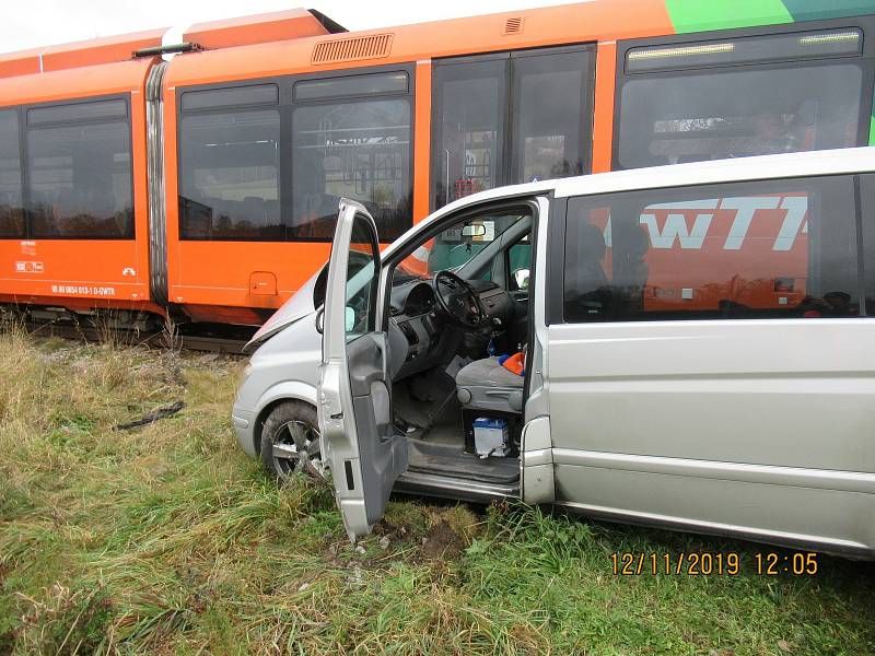 Srážka auta s vlakem na přejezdu u Horní Plané na Českokrumlovsku.