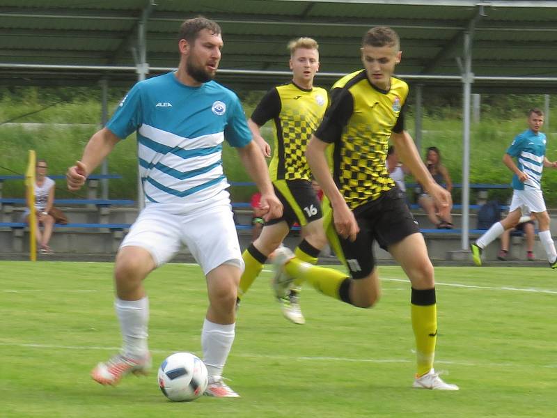 I.B třída (skupina A) – 26. kolo: Vltavan Loučovice (modrobílé dresy) – Spartak Kaplice 5:5 (1:3).