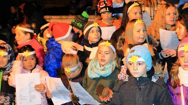 Obyvatelé Benešova nad Černou se sešli u vánočního stromu, kde jim zapěli žáci ze základní školy.
