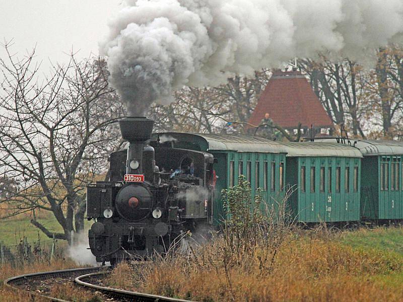 Parní vlak, který do Českého Krumlova přijel v sobotu, přilákal na slavnost 120. výročí otevření trati České Budějovice - Kájov desítky diváků.