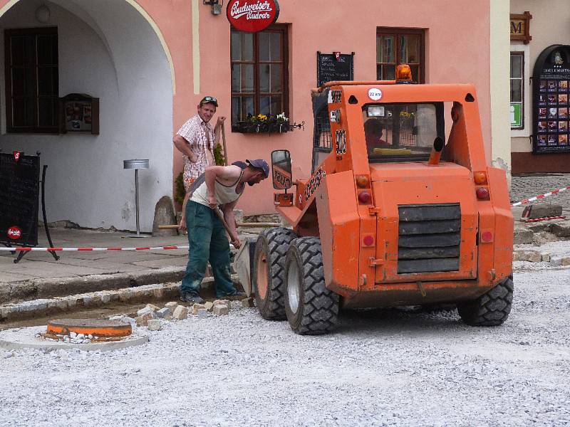 Na náměstí v Rožmberku se pilně pracuje.