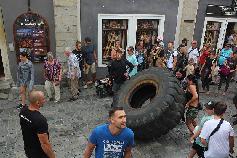 Akce Převal gumu překvapila i pobavila obyvatele a návštěvníky Českého Krumlova.