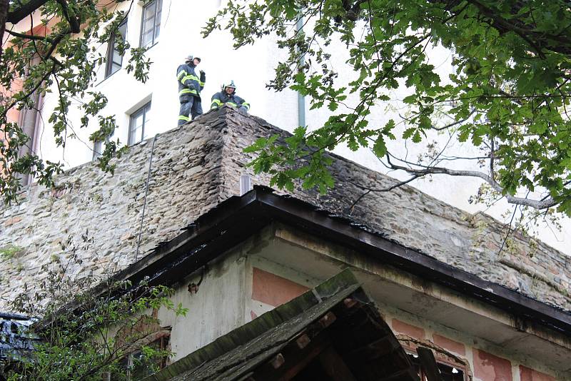 K požáru domku v Českém Krumlově se sjeli profesionální a dobrovolní hasiči z Českého Krumlova a hasiči z Větřní.