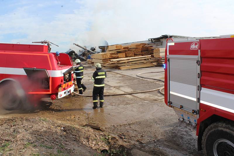 Několik hasičských jednotek likvidovalo požár pily v Mirkovicích od půlnoci a v pátek pokračovaly.