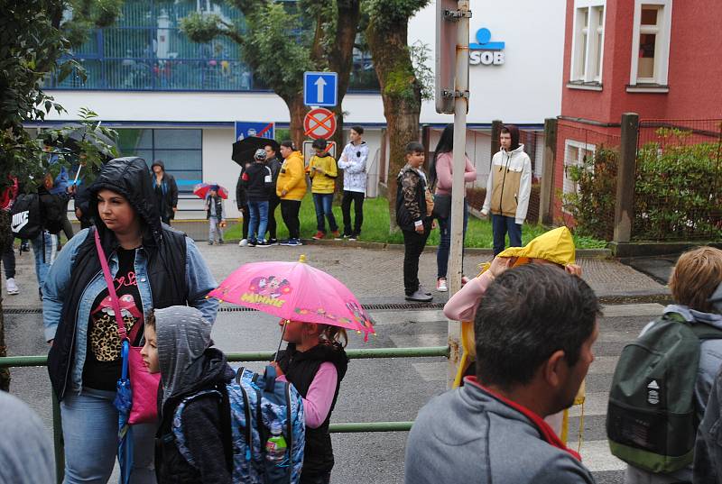 Povinná dezinfekce ve vestibulu školy čekala na žáky českokrumlovské ZŠ T. G. Masaryka.