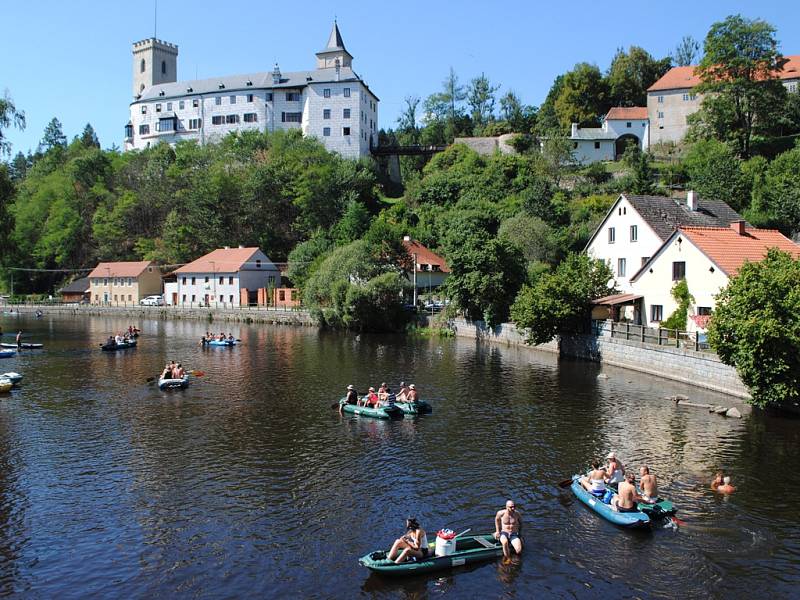 V Rožmberku měli slavnosti, od hradu na náměstí prošel historický průvod.