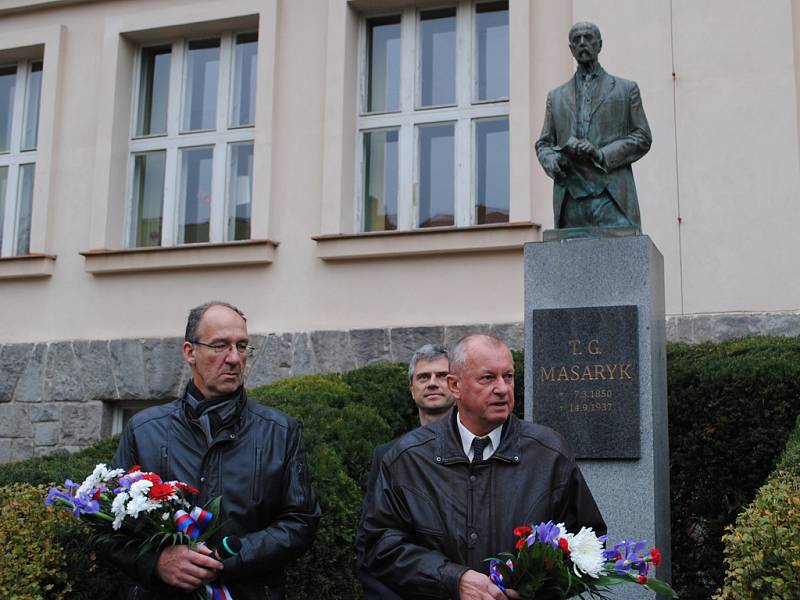 Školáci s občany města, starostou a ředitelem školy uctili památku T. G. Masaryka a vzniku Československa.