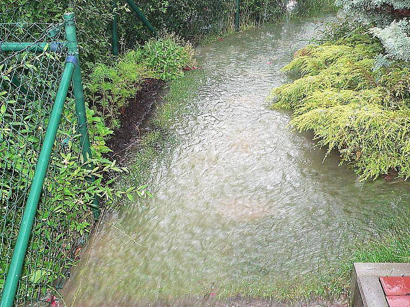 Pořádnou průtrž mračen seslala k večeru na region letní bouřka.