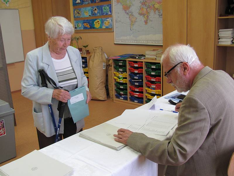 V sedmém českokrumlovském volebním okrsku přišlo k volbách během prvních pár minut přes deset lidí.