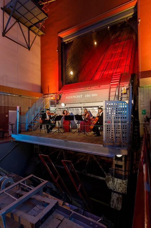 Kvarteto Jihočeské filharmonie zahrálo ve středu odpoledne v podzemních prostorách lipenské elektrárny.