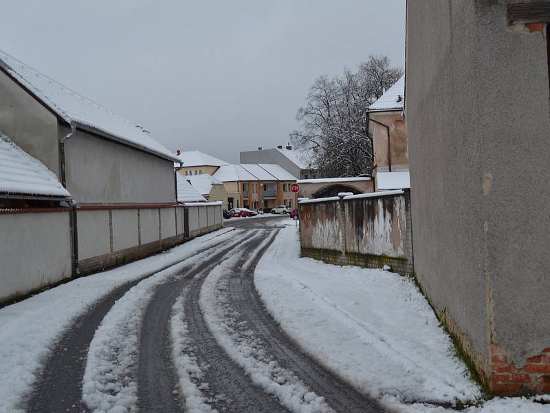 Velká sněhová nadílka v pátek 28. dubna ráno postihla i Podkletí (snímky z Křemže a okolí).