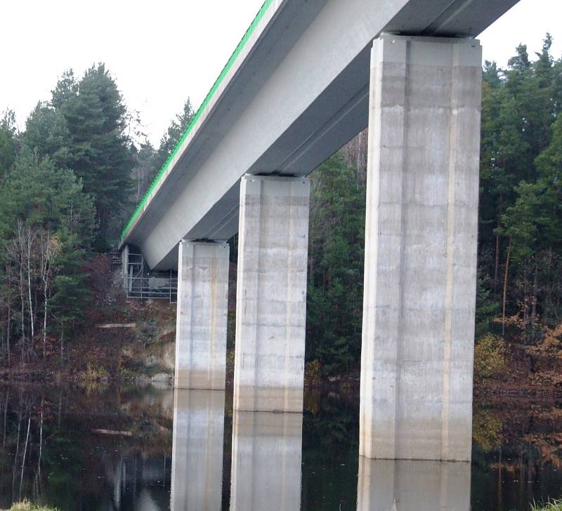 Kozákův most přes římovskou přehradu prošel opravou. Snímek mostu od Pavla Mörtla pořízený 23.11. 2022 už v závěru oprav.