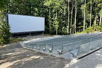 Letní kino v Černé v Pošumaví je připraveno. Má nové hlediště